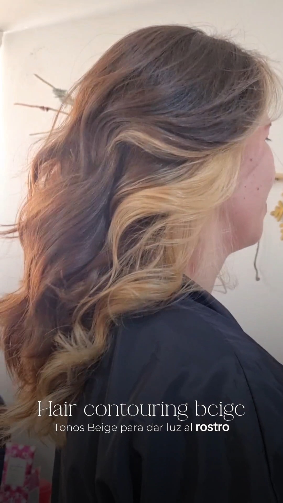 El Hair Contouring en tonos beige es la técnica ideal para iluminar tu rostro de forma estratégica. Al concentrar la luz en los mechones frontales, suavizamos las facciones y damos dimensión al cabello sin necesidad de una decoloración global. Un cambio sofisticado que mantiene la naturalidad de tu base.

#diseñodecolor #HairContouring #salondebelleza #irelandbeautystudio #mexico #CDMX