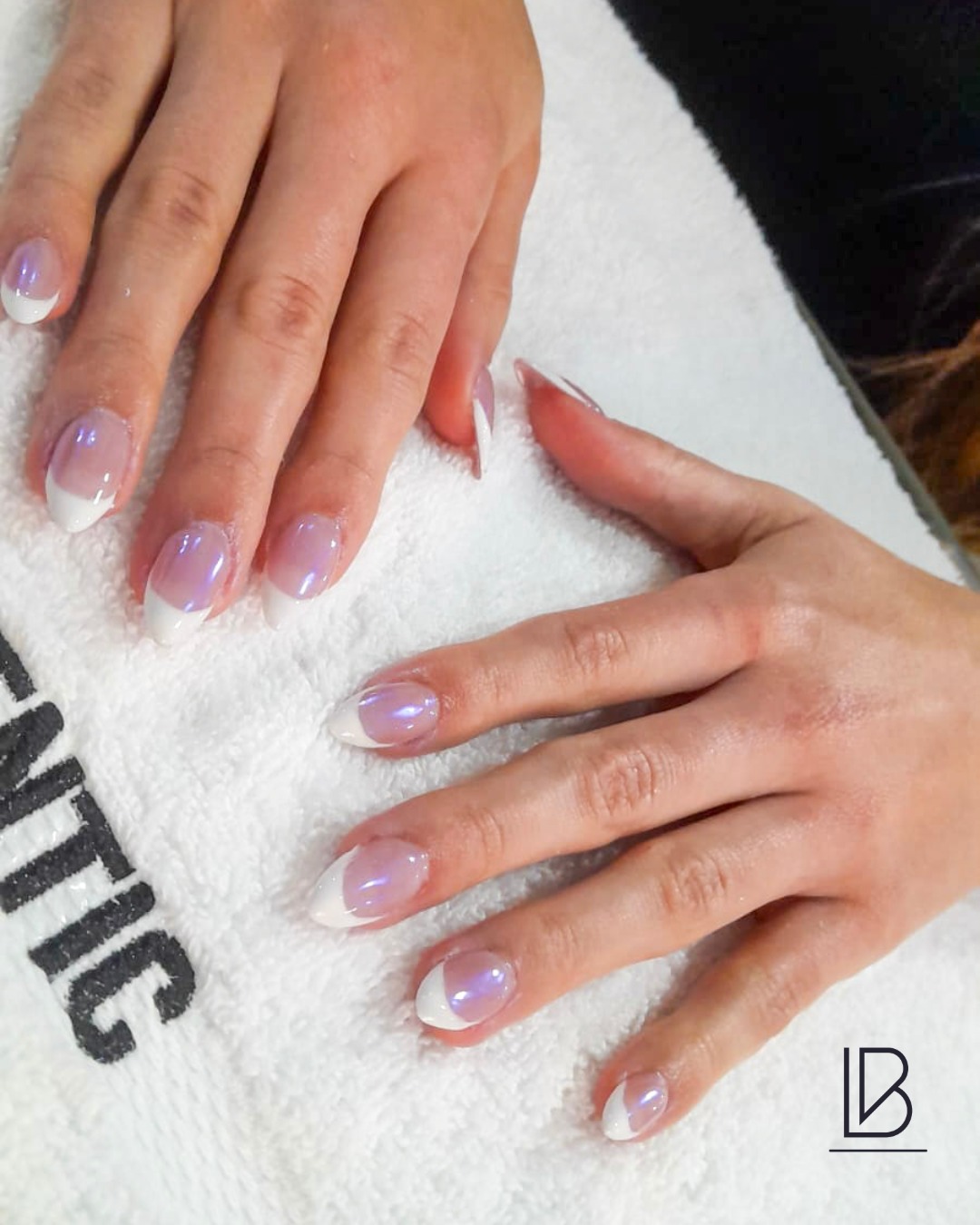 El clásico de siempre con un toque mágico. ✨ 
Enamórate del acabado Aurora French. Sutileza que brilla. 💅🦄

#aurorafrench  #nailinspo #manicure  #manicurepedicureprofissional #gelishuñanatural  #nailart  #nailinspo  #nailsofinstagram  #nailsnailsnails  #NailGoals  #uñasbonitas #BellezaMéxico #IrelandBeautyStudio
