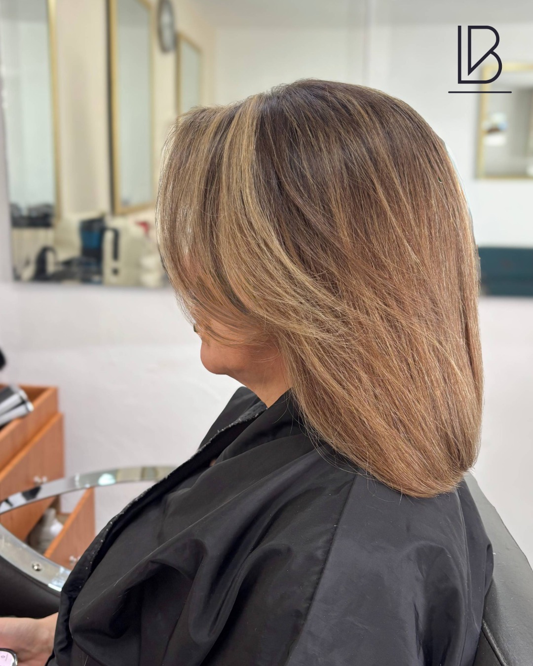 Resultados reales y un estilo impecable. 
Este es el trabajo de alta calidad de nuestro especialista, Miguel. Envíanos un DM para reservar tu lugar con él hoy mismo. 
#SalónDeBellezaMéxico #HairTransformation #BobCut #HairGoals #TrendAlert2026 #EstilistasCDMX  #BeautyTips #HairVibes #Explorar