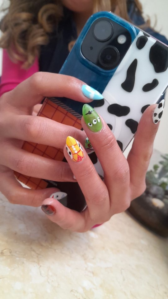 Al infinito y más allá con este nuevo set de uñas. 🚀☁️
Un diseño de Nail Art de Toy Story que captura la magia de la película a través de pequeños detalles, colores vibrantes y texturas divertidas.
#irelandbeautystudio #ToyStory #NailArtDisney #UñasCreativas #ManicuraDeDiseño WoodyYBuzz ArteEnUñas NailsOfInstagram
