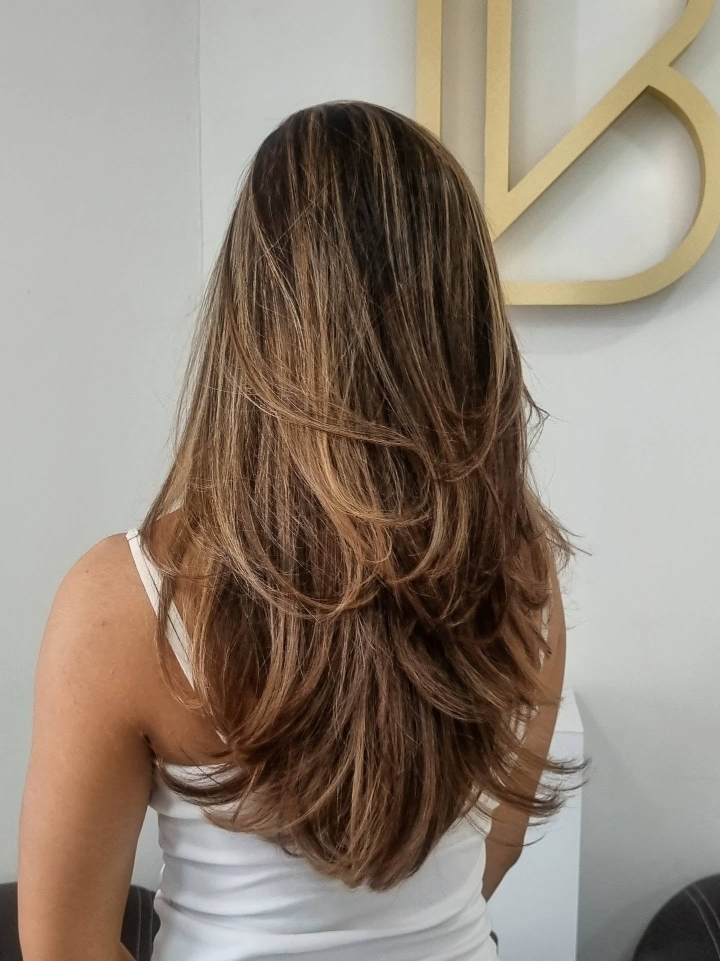 Honey Caramel Babylights 🍯

El color perfecto habla por sí solo. Tonos miel y caramelo que iluminan tu rostro y se integran de manera impecable con tu cabello natural.

​Cuando el trabajo está bien hecho, simplemente se siente.
​¿Lista para tu cambio? Reserva tu cita hoy. 👇

​#irelandbeautystudio  #ColorPersonalizado #CabelloSano #hairtransformation #HoneyCaramel
