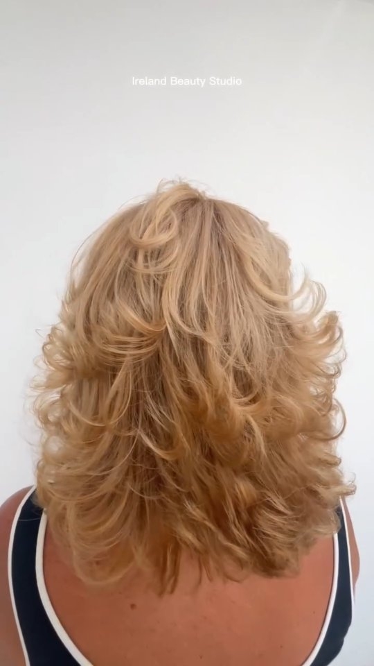 ¿Sientes que a tu cabello le falta vida? 🙅♀️ Dale la bienvenida al volumen con estas capas y un rubio dorado espectacular. 🤩
Un buen corte y color lo cambian todo. Agenda tu cita en Ireland Beauty Studio por DM y renueva tu estilo. 📲✨
#IrelandBeautyStudio #RubioDorado #OndasPerfectas #CabelloSano #CortesConVolumen #RubiosPerfectos #haircolor #hairgoals