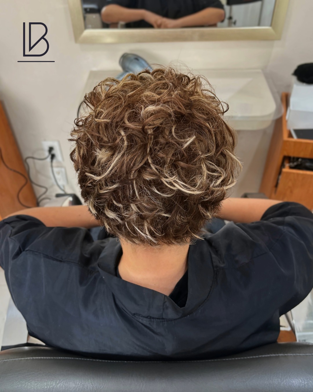 Textura y Dimensión 💯 Luces caramelo: el toque que define al hombre moderno. Mismo estilo, nueva luz. ¿Te atreves? 💈🔥 #MenStyle #BarberShop #irelandbeautystudio #ColorimetriaMasculina #PeluqueriaCDMX #LookDelDia