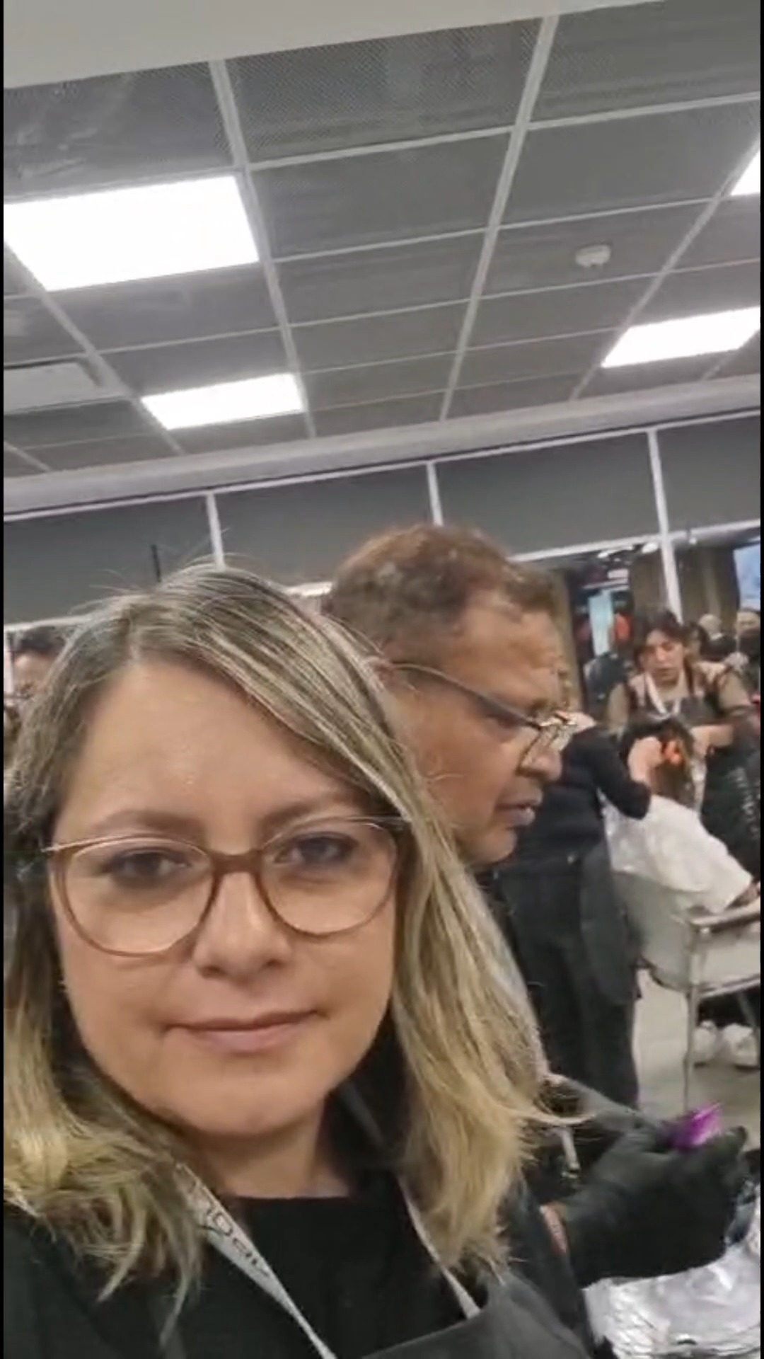 ✨ El Futuro del Color con Canas está aquí: French Blending. ✨
Tuvimos el privilegio de vivir una jornada intensa de formación en la Academia L'Oréal México de CDMX. El workshop de French Blending fue una verdadera revelación sobre cómo abordar las canas con una visión moderna e innovadora.
Bajo la guía experta de @silvia_villafana_promx, perfeccionamos esta técnica profesional exclusiva que mezcla perfectamente las canas para un crecimiento más amigable. Los resultados: dimensión, bajo mantenimiento y un aspecto increíblemente natural.
¿Estás preparado para ofrecer a tus clientes la solución que han estado esperando?
🙏 Un agradecimiento especial a todo el equipo de L'Oréal Professionnel y a los organizadores:
@academialoreal_mx
@silvia_villafana_promx
@antonio_soria_pro
@gama620pro
@raul_navarro_pro
#lorealprofessionnel #frenchblending #formacionprofesional #canas #colormaker #workshop #cdmx #educacionestilista