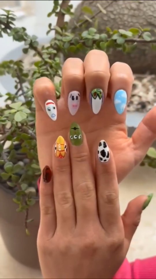 ¡Al infinito y más allá! 🚀✨
Tu manicura también tiene que estar lista para el estreno de Toy Story hoy. 🤩 Pide tu diseño temático y luce un nivel de detalle increíble en tus manos. ¡Agenda tu cita o guárdalo para tu próxima visita! 💖
#ToyStoryNails #toystory5 #nails #irelandbeautystudio #pedregal