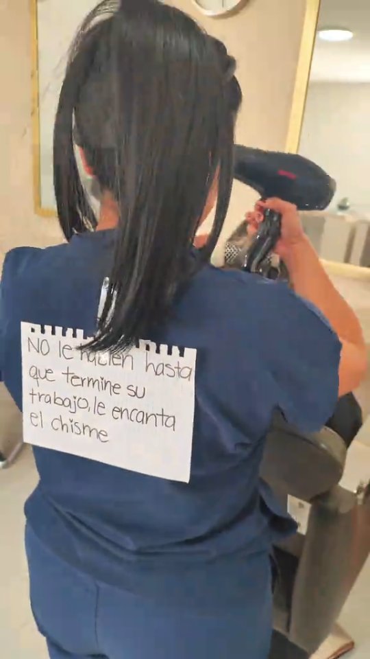 No le hables hasta que acabe su trabajo, le encanta el chisme y se distrae. #humor #salondebelleza #irelandbeautystudio