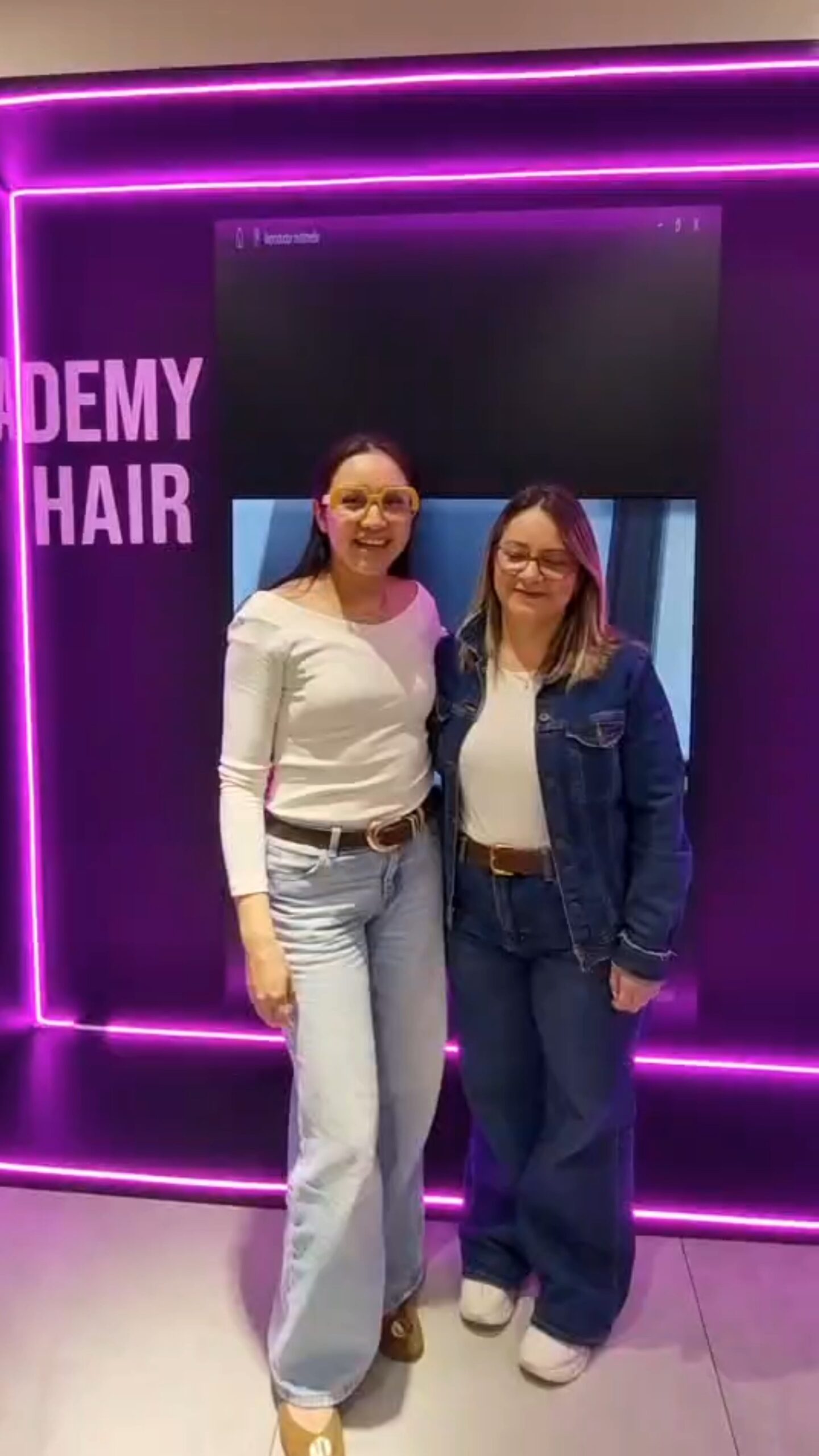✨ Así cerramos el Beauty Education Journey de Authentic Beauty Concept ✨
Después de 6 meses de aprendizaje, inspiración y crecimiento, Ireland Beauty Studio celebra el cierre de una experiencia que permitió seguir fortaleciendo el talento y conocimiento de su equipo.
Durante este Journey, @irlandabeauty , fundadora de Ireland Beauty Studio, y @beautyjacquie , una de nuestras expertas, tuvieron la oportunidad de capacitarse, perfeccionar técnicas, descubrir nuevas ideas y sumar herramientas que hoy forman parte de todo lo que pueden ofrecer dentro del salón. 🤍
Un agradecimiento muy especial a @maffer_eme , a @authenticbeautyconcept.mx y a @academyofhair.mx por compartir su conocimiento, filosofía y pasión por la belleza durante todo este recorrido.
Se cierra una etapa llena de aprendizaje, pero comienza otra llena de posibilidades, inspiración y nuevas formas de crear. ✨
Todo lo aprendido hoy se transforma en nuevas experiencias para quienes confían en Ireland Beauty Studio.
#IrelandBeautyStudio #AuthenticBeautyConcept #BeautyEducation #mexico #salondebelleza #salon