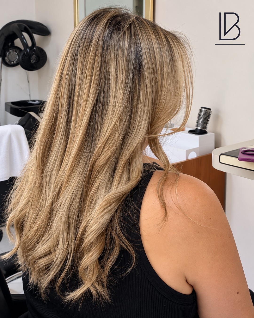 ✨ Golden Luxe Illumination
Luces tradicionales en tonos dorados para aportar brillo, dimensión y movimiento al cabello. Un acabado cálido, elegante y atemporal. ✨
📍 Ireland Beauty Studio
Av. de Las Fuentes 567, Jardines del Pedregal, CDMX
📲 Citas: 55 4078 8398
#LucesDoradas #GoldenHighlights #CabelloRubio #HairTransformation
